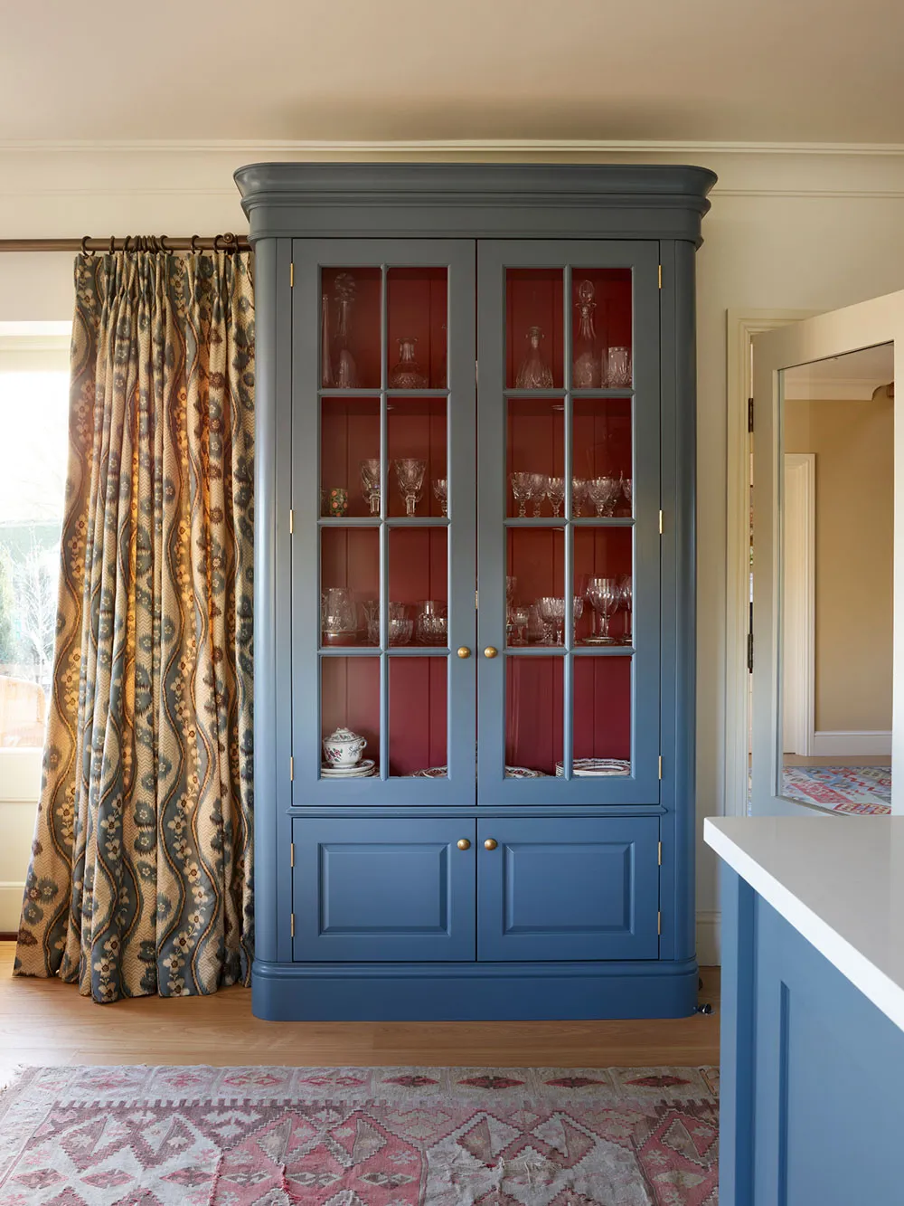 Reino de impresiones coloridas en el diseño de una acogedora casa inglesa - Gallery image 14