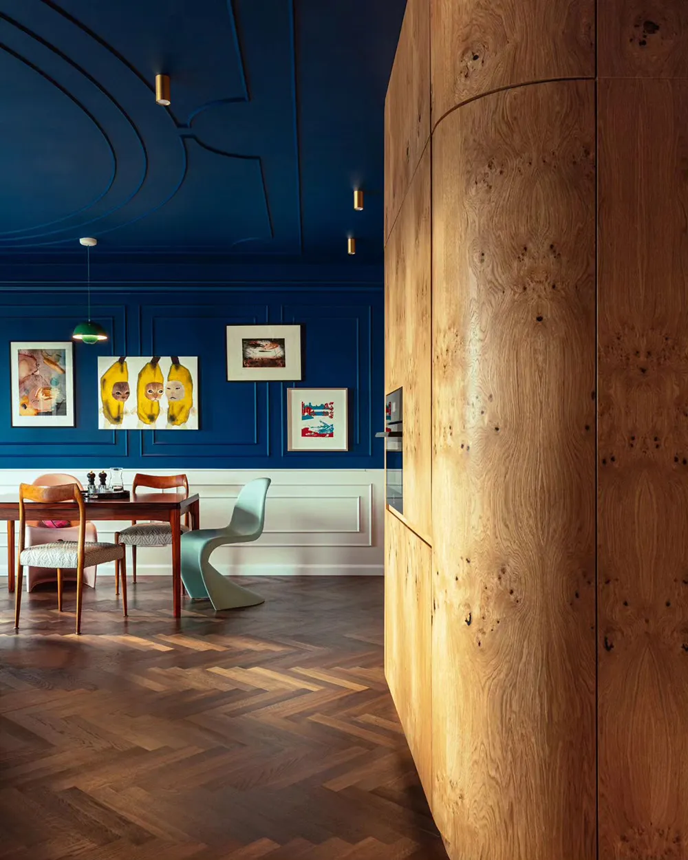Diseño atrevido con azul jugoso y papel pintado de grullas en una pequeña casa de 55 m² en Cracovia - Gallery image 7