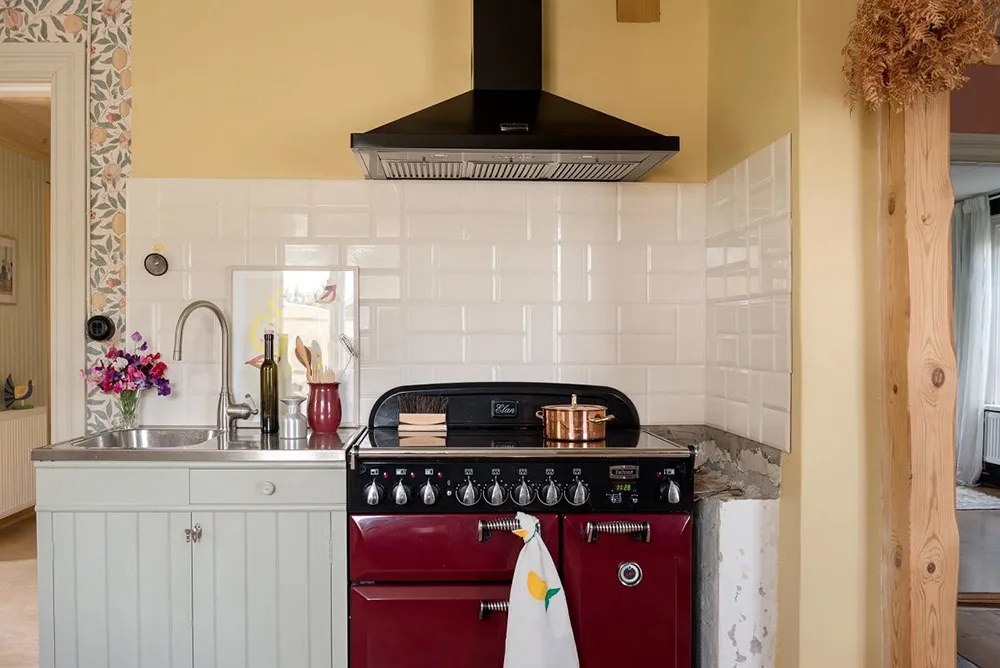 Charmant cottage suédois avec des murs floraux et des motifs ethniques - Gallery image 6