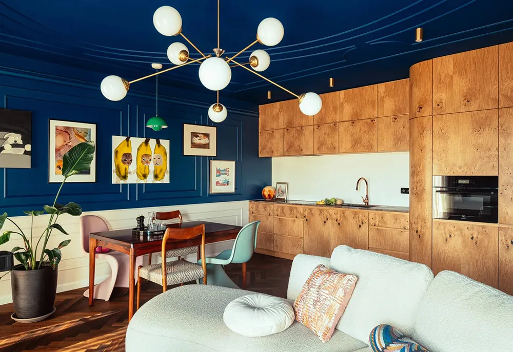 Diseño atrevido con azul jugoso y papel pintado de grullas en una pequeña casa de 55 m² en Cracovia - Gallery image 5