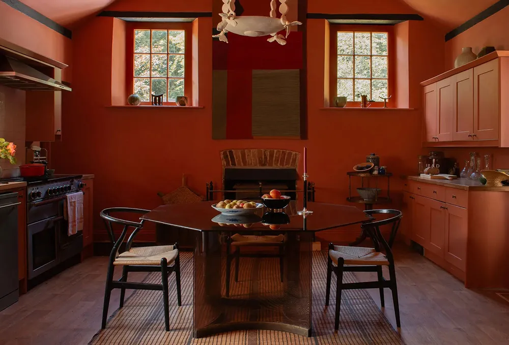 Expressive Paint Colors in the Design of a Rural Cottage in England - Gallery image 4