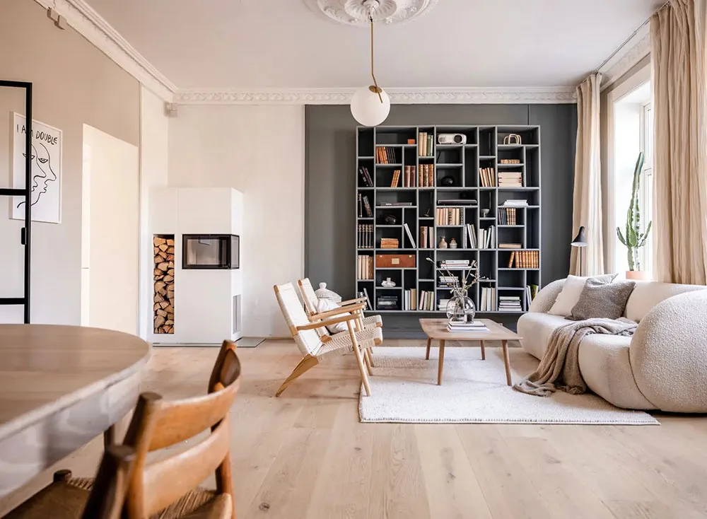 Intérieur scandinave chaud avec mur sombre en vedette (69 m²) - Gallery image 1