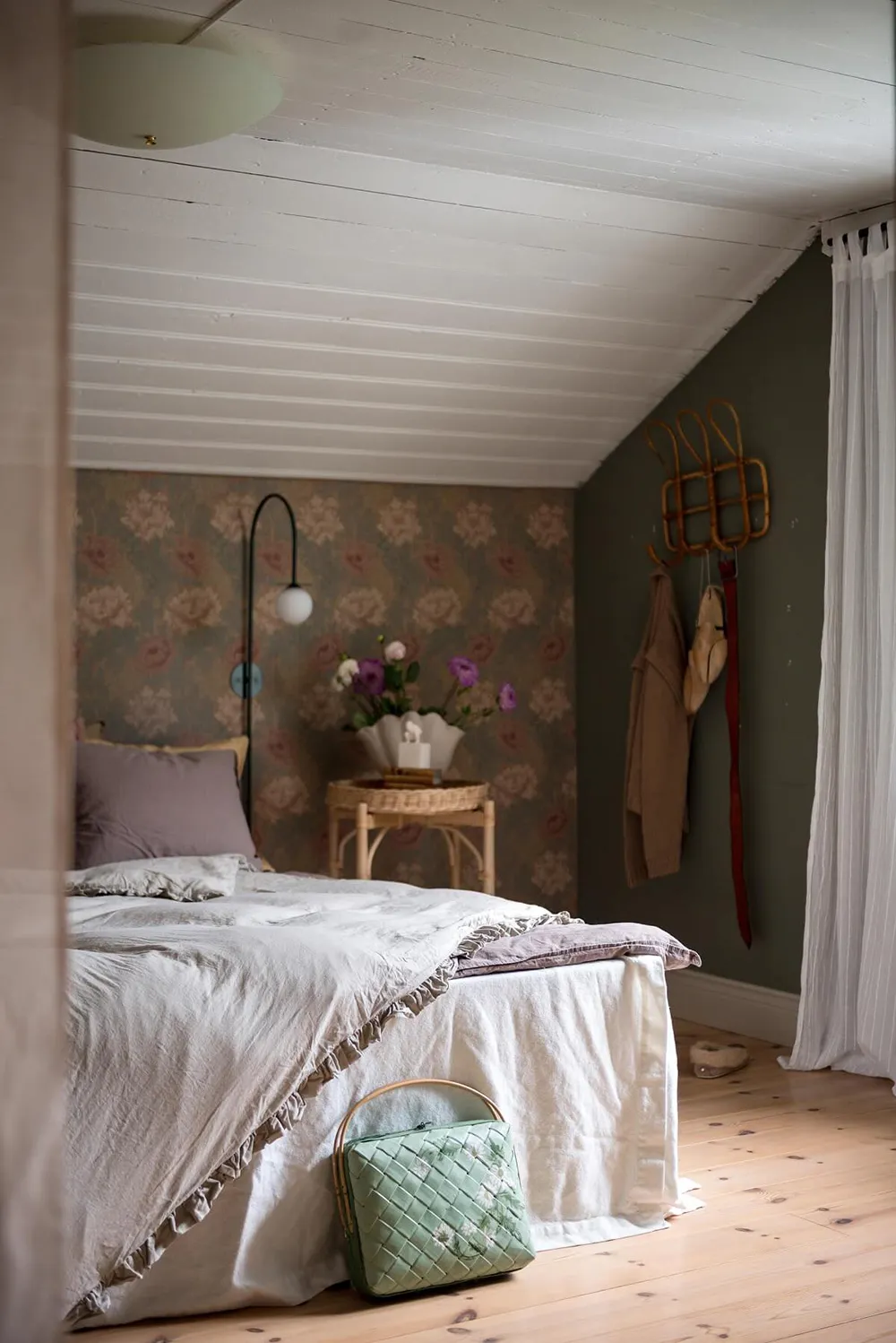 Charmant cottage suédois avec des murs floraux et des motifs ethniques - Gallery image 20