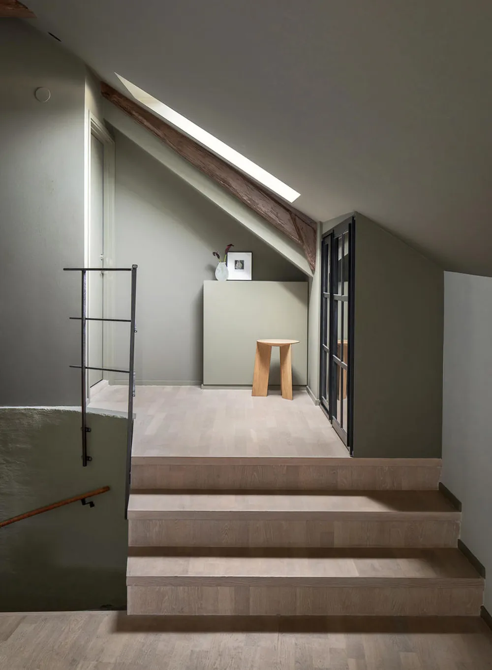 Une intéressante appartement de mansarde avec murs olive et terrasse (66 m²) - Gallery image 14