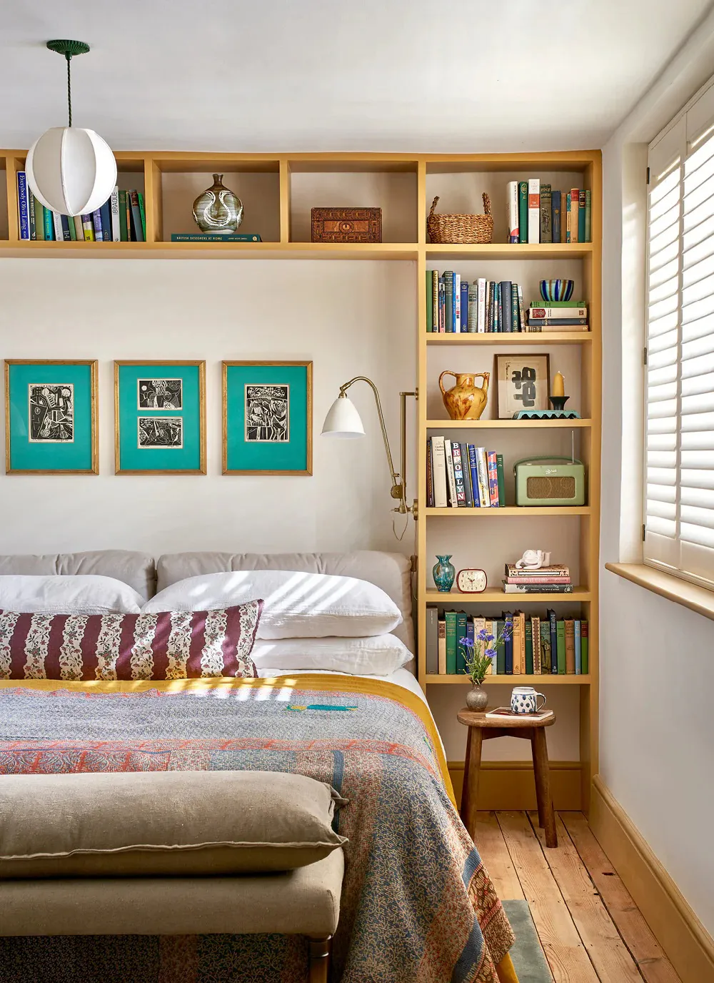 Antiquités et couleurs vives : un intérieur joyeux dans une maison anglaise ancienne - Gallery image 10