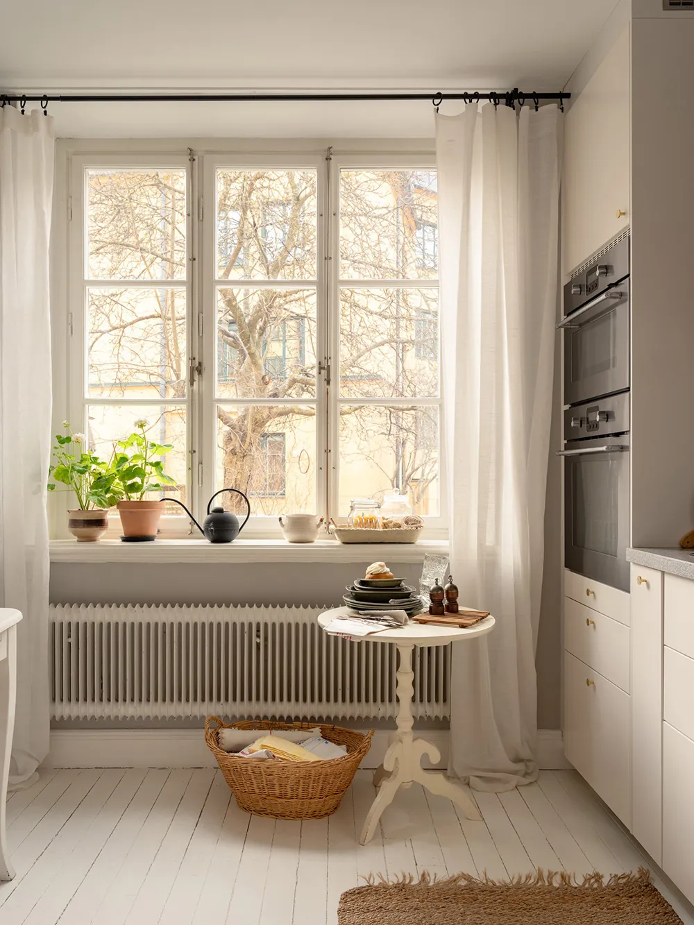 Маленька шведська квартира з ніжним інтер'єром та плямистим диваном (38 кв. м) - Gallery image 16