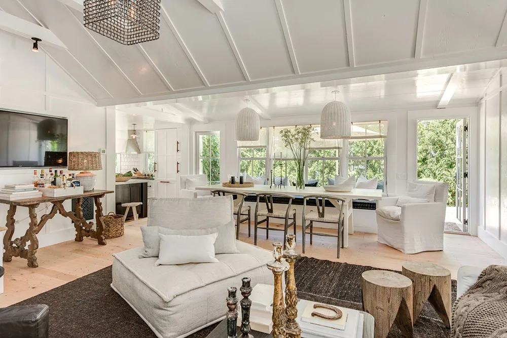 Mucho blanco y un segundo piso adicional: remodelación de un pequeño cottage en Hampton - Gallery image 5