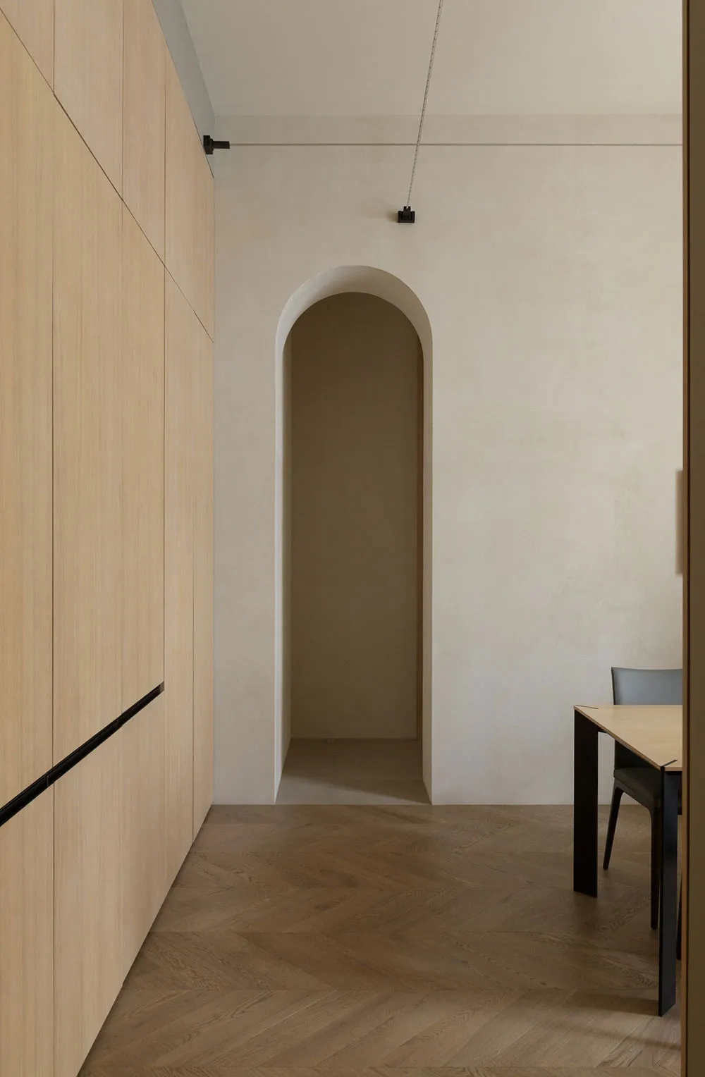 Minimalismo cálido con pared de ladrillo para familia joven en Kiev (95 m²) - Gallery image 1