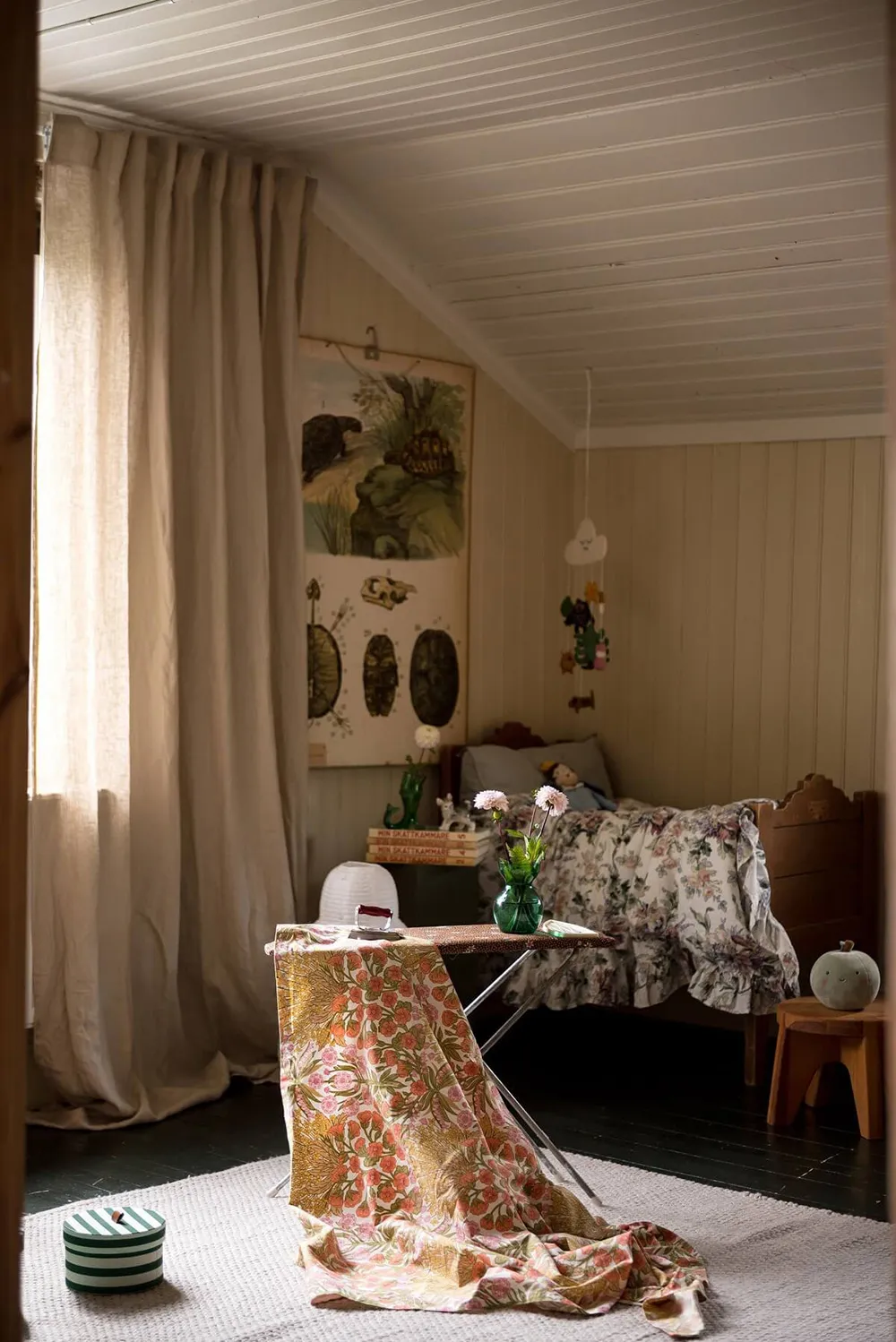 Charmant cottage suédois avec des murs floraux et des motifs ethniques - Gallery image 24