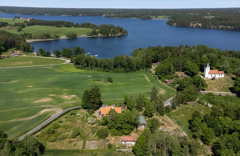 Une belle maison suédoise de campagne avec véranda et vues panoramiques - Gallery image 33