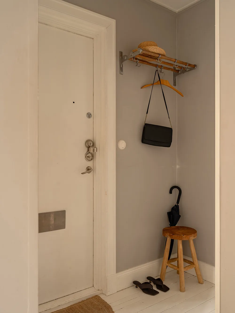 Маленька шведська квартира з ніжним інтер'єром та плямистим диваном (38 кв. м) - Gallery image 19