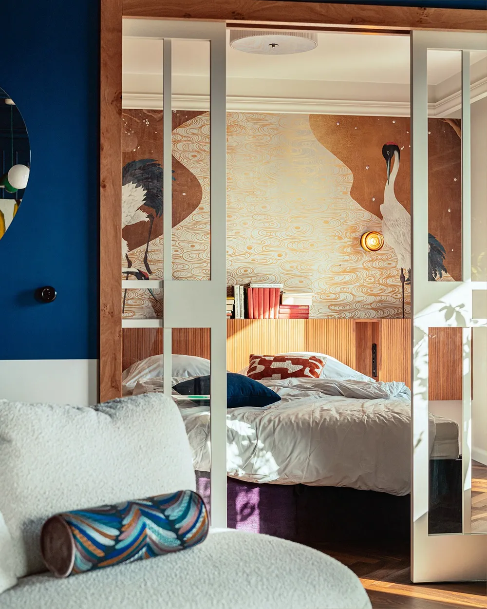 Diseño atrevido con azul jugoso y papel pintado de grullas en una pequeña casa de 55 m² en Cracovia - Gallery image 3