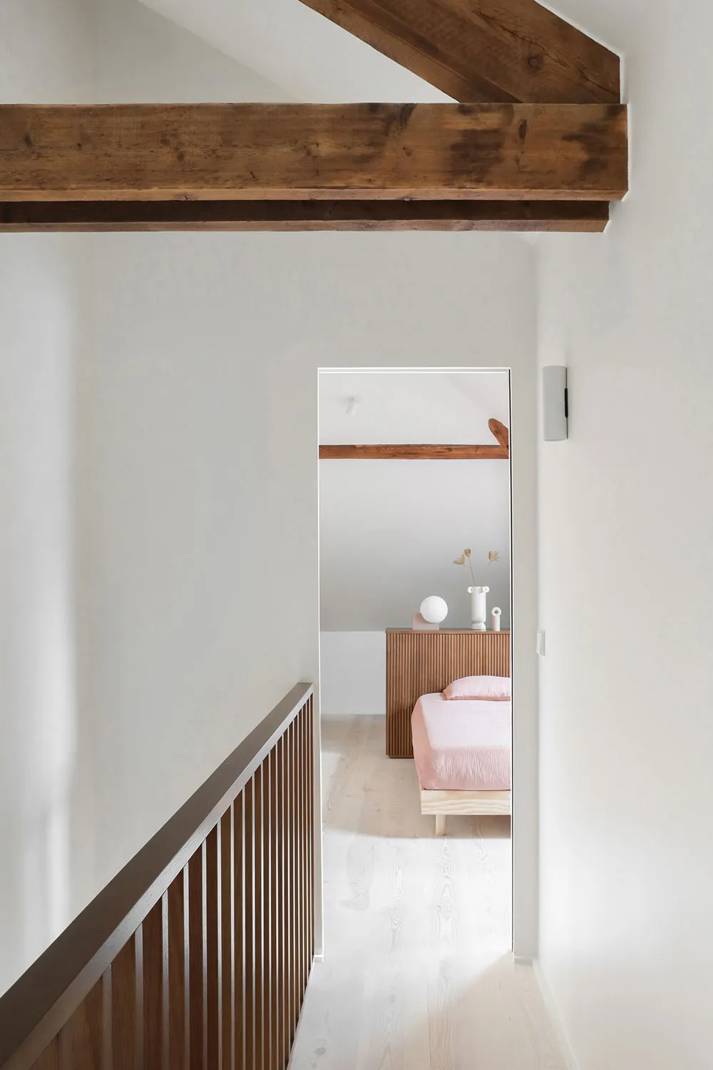 Фанера и яркий декор: современная квартира на месте столярной мастерской в Париже - Gallery image 8