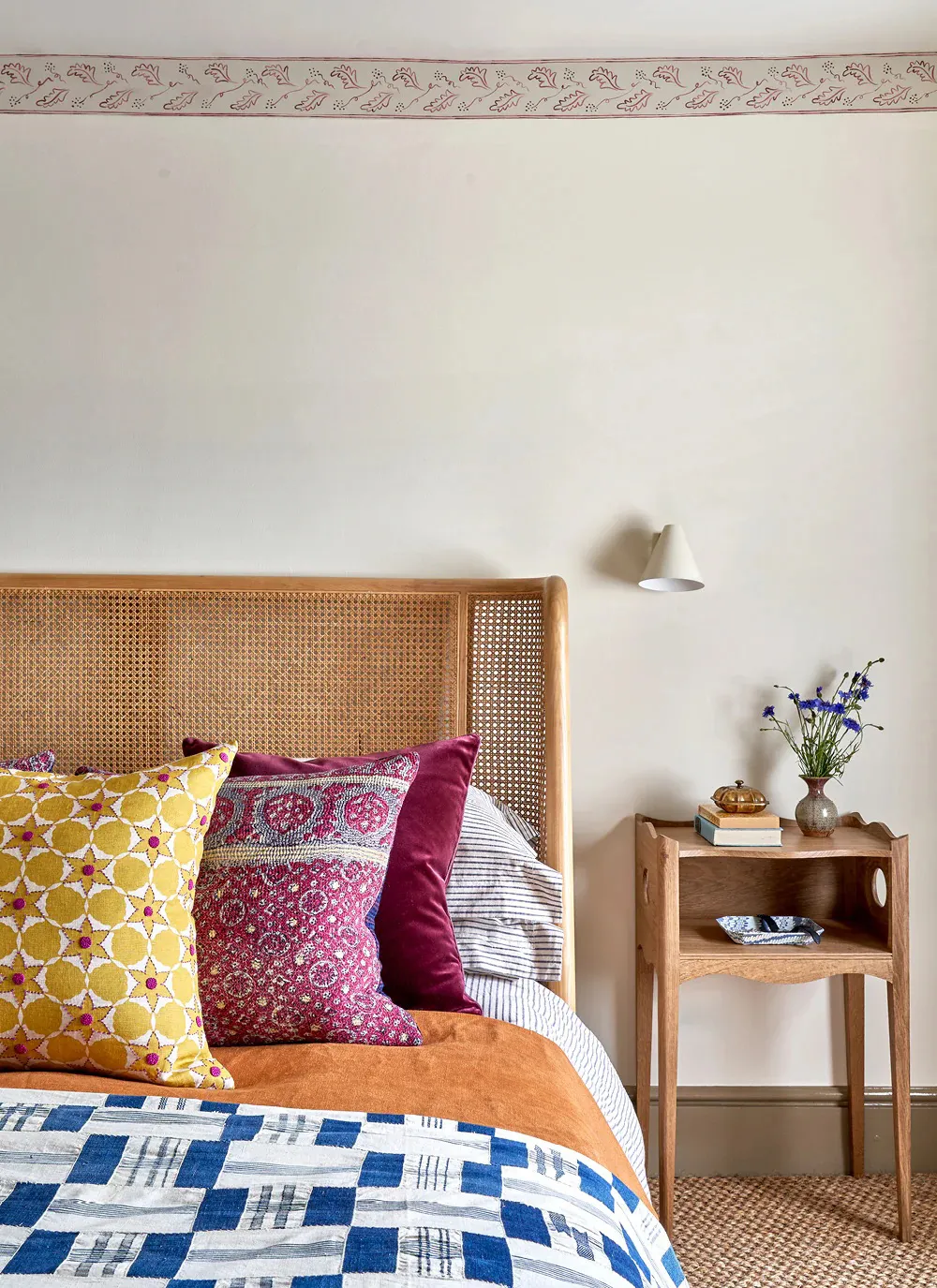 Antiquités et couleurs vives : un intérieur joyeux dans une maison anglaise ancienne - Gallery image 14