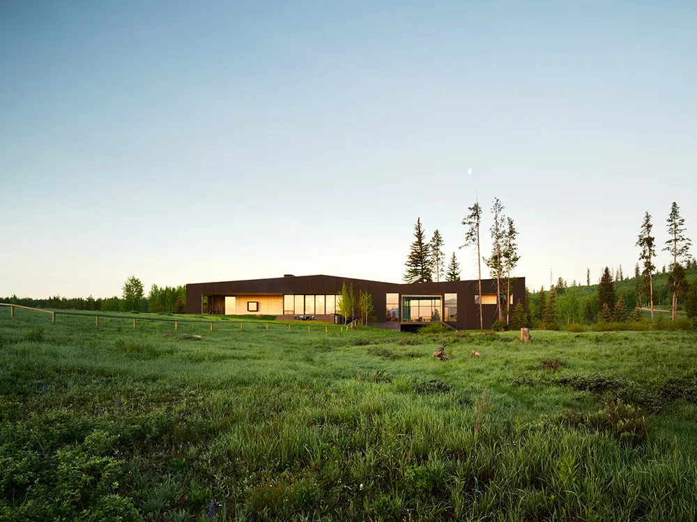 Stilvolle und gemütliche Interieurs moderner Häuser in der Eichenhecke in Kalifornien - Gallery image 36
