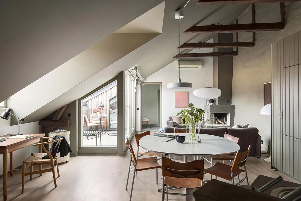 Une intéressante appartement de mansarde avec murs olive et terrasse (66 m²) - Gallery image 1