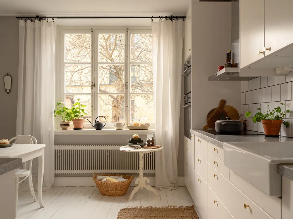 Маленька шведська квартира з ніжним інтер'єром та плямистим диваном (38 кв. м) - Gallery image 12