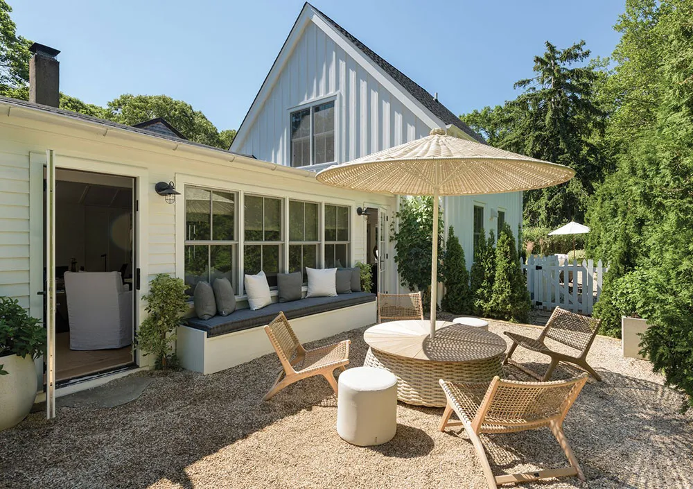 Mucho blanco y un segundo piso adicional: remodelación de un pequeño cottage en Hampton - Gallery image 21