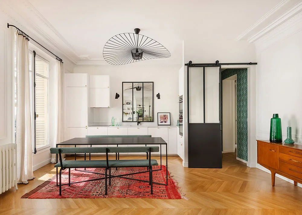 Beautifull enfants avec des murs décorés d' motifs exotiques dans un appartement parisien élégant - Gallery image 3