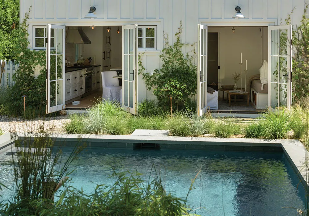 Mucho blanco y un segundo piso adicional: remodelación de un pequeño cottage en Hampton - Gallery image 20