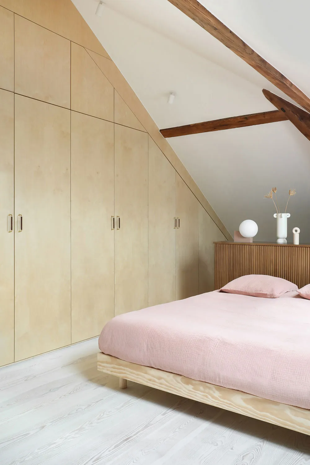 Фанера и яркий декор: современная квартира на месте столярной мастерской в Париже - Gallery image 9