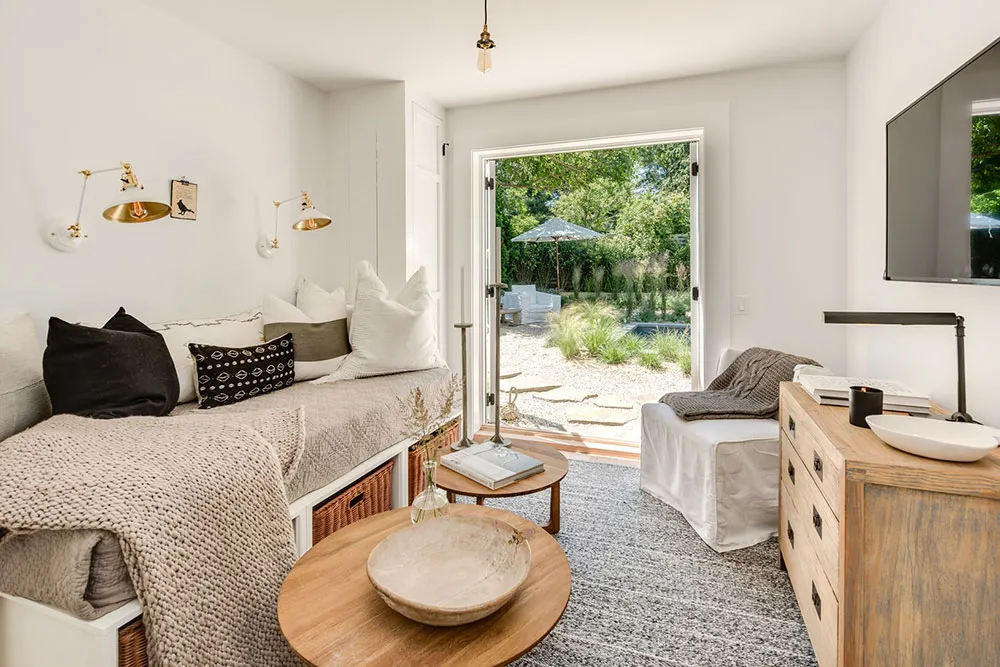 Mucho blanco y un segundo piso adicional: remodelación de un pequeño cottage en Hampton - Gallery image 11