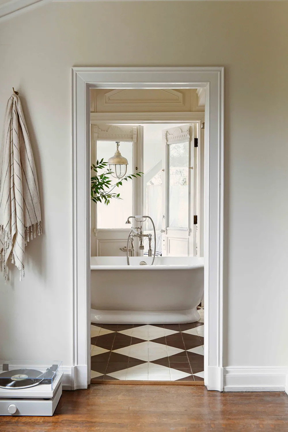 एक आरामदायक कंट्री हाउस, जिसमें एक सुंदर सफेद वरांडा है। - Gallery image 11