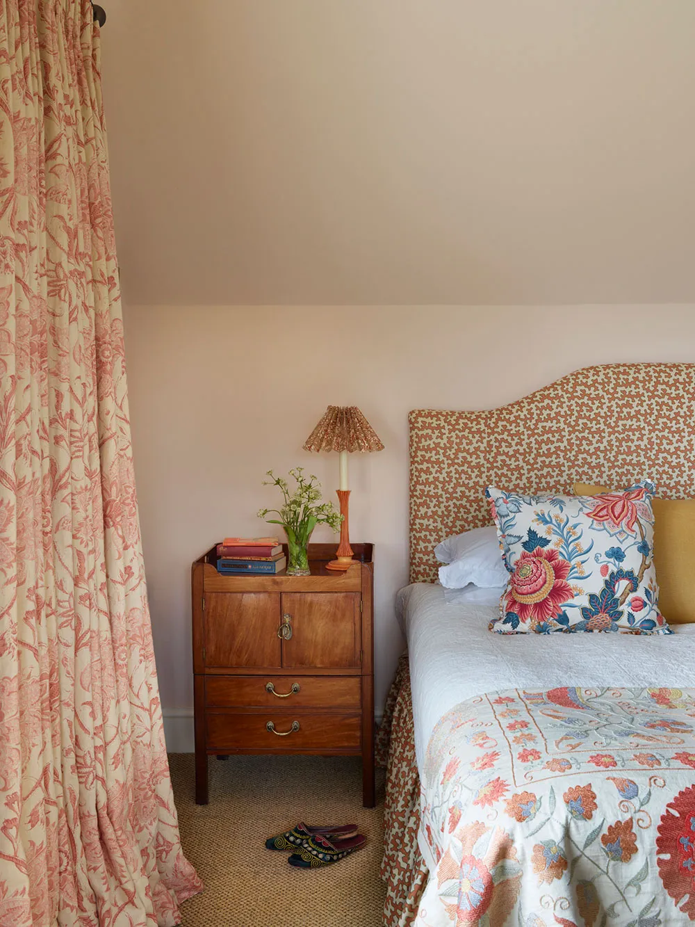 Reino de impresiones coloridas en el diseño de una acogedora casa inglesa - Gallery image 10