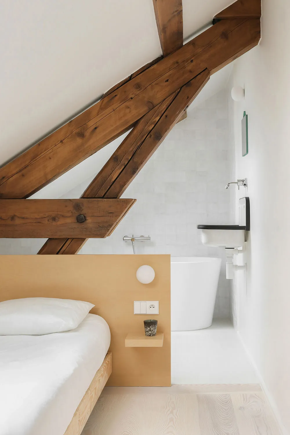 Фанера и яркий декор: современная квартира на месте столярной мастерской в Париже - Gallery image 14