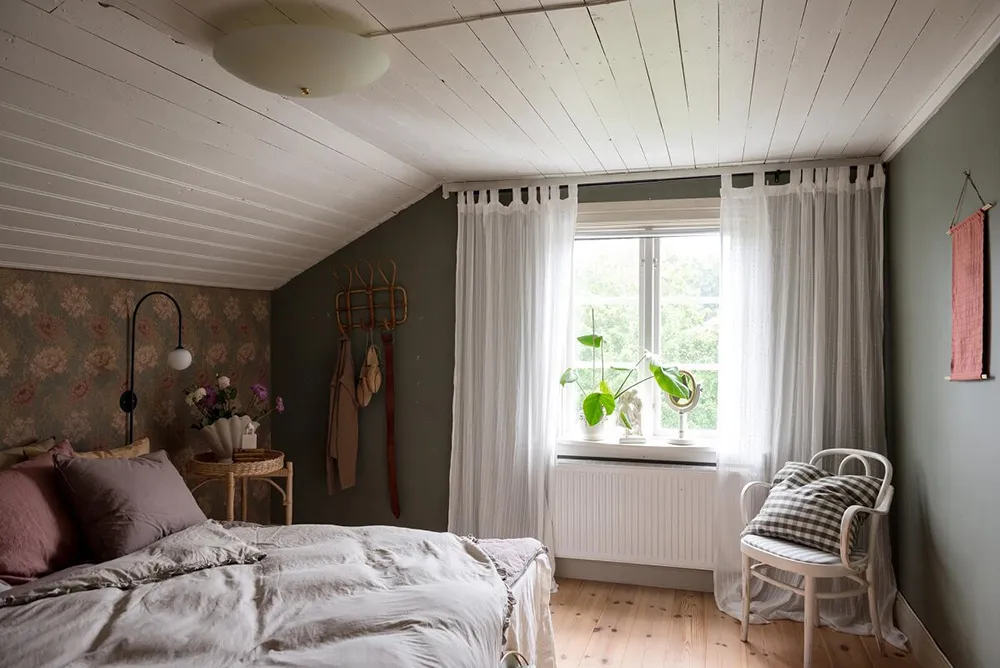 Charmant cottage suédois avec des murs floraux et des motifs ethniques - Gallery image 21