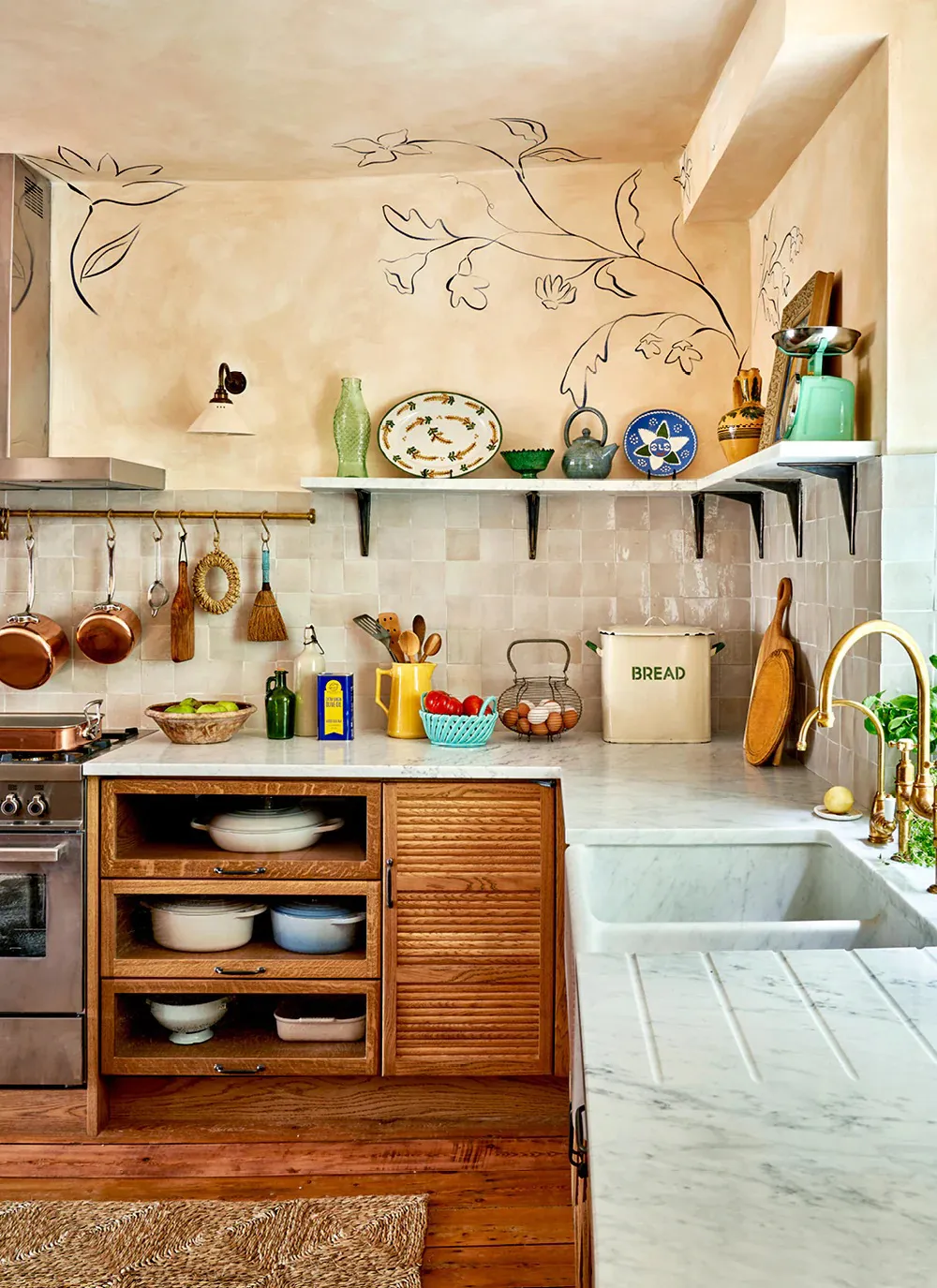 Antiquités et couleurs vives : un intérieur joyeux dans une maison anglaise ancienne - Gallery image 9