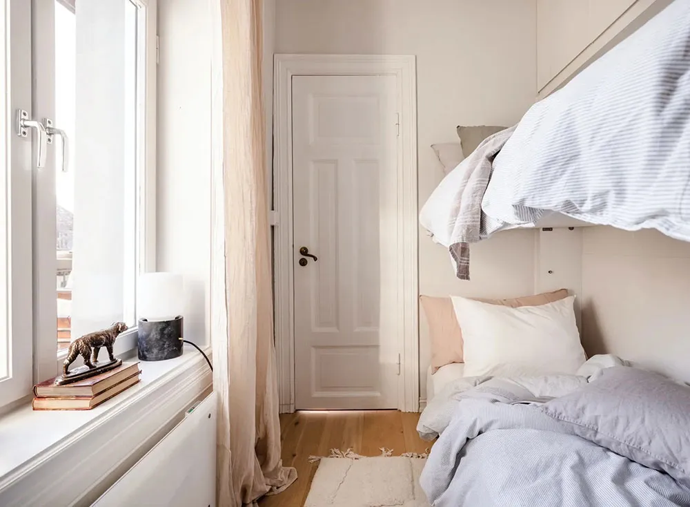 Intérieur scandinave chaud avec mur sombre en vedette (69 m²) - Gallery image 14