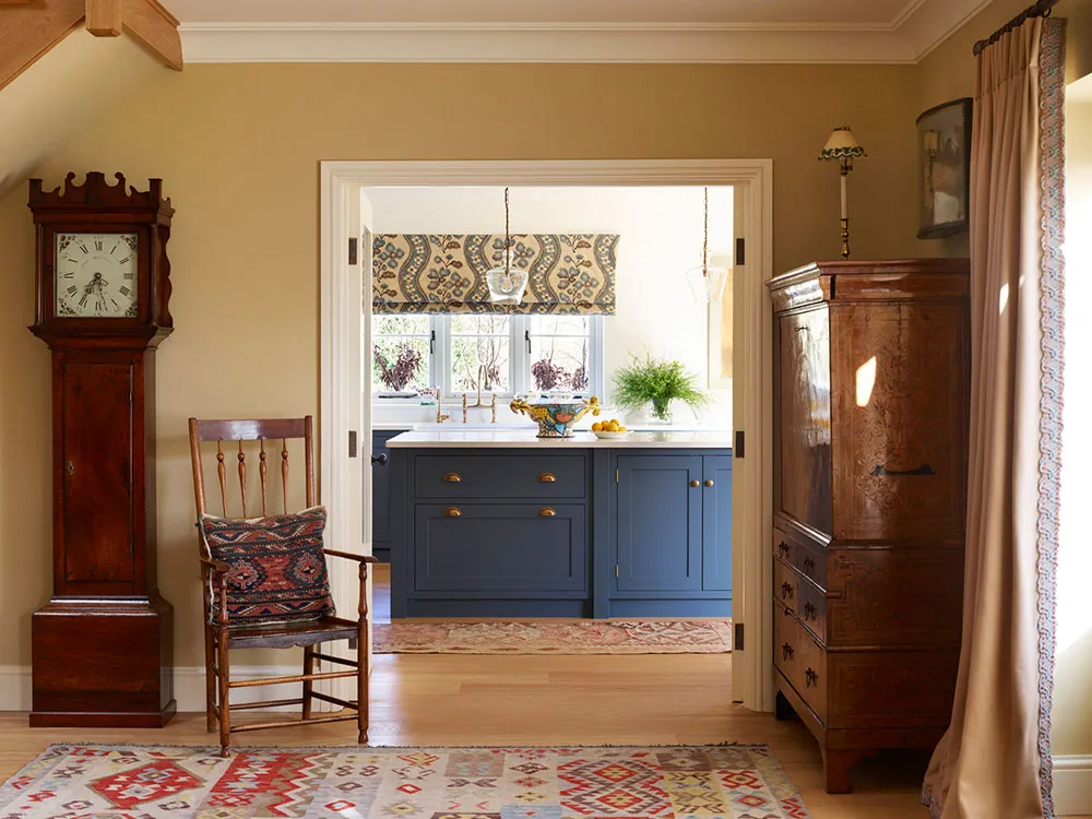 Reino de impresiones coloridas en el diseño de una acogedora casa inglesa - Gallery image 2