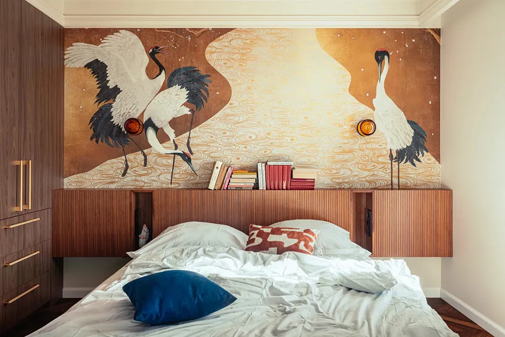 Diseño atrevido con azul jugoso y papel pintado de grullas en una pequeña casa de 55 m² en Cracovia - Gallery image 4