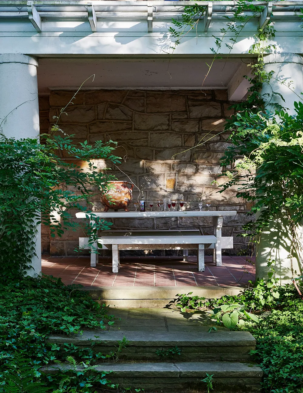 एक आरामदायक कंट्री हाउस, जिसमें एक सुंदर सफेद वरांडा है। - Gallery image 17