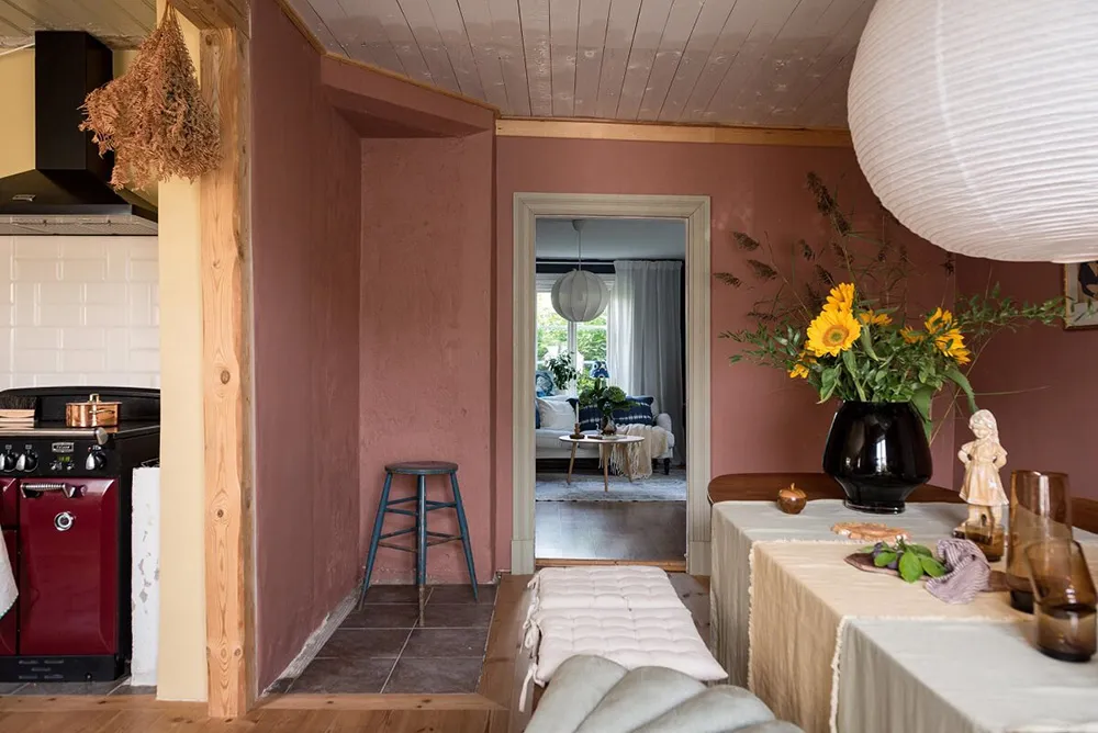 Charmant cottage suédois avec des murs floraux et des motifs ethniques - Gallery image 14