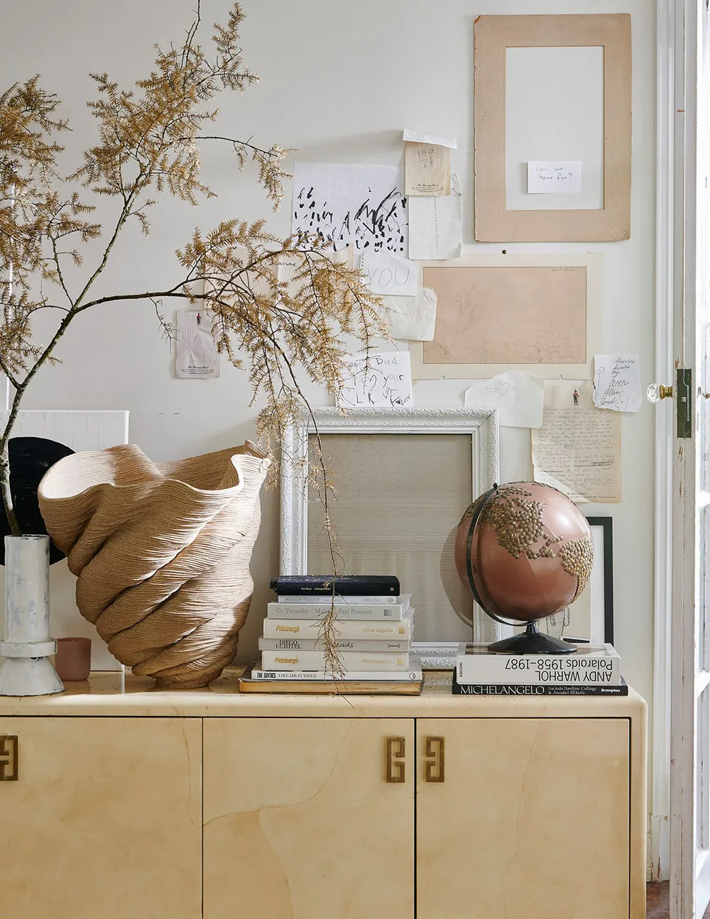 एक आरामदायक कंट्री हाउस, जिसमें एक सुंदर सफेद वरांडा है। - Gallery image 15