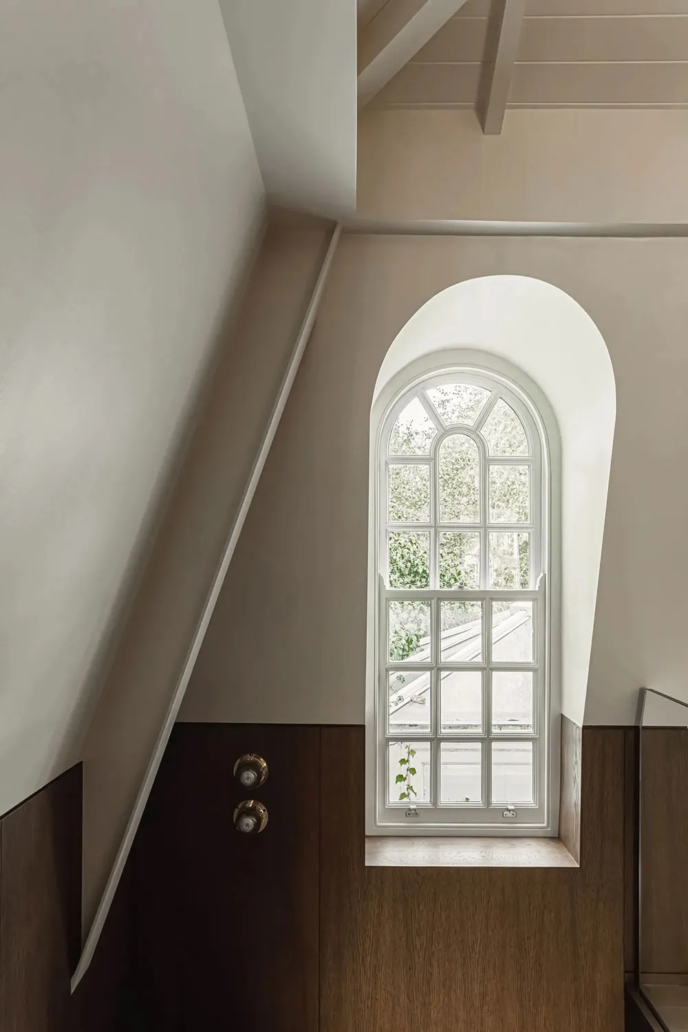 Style moderne et élégant dans des tons laitiers à Londres - Gallery image 15