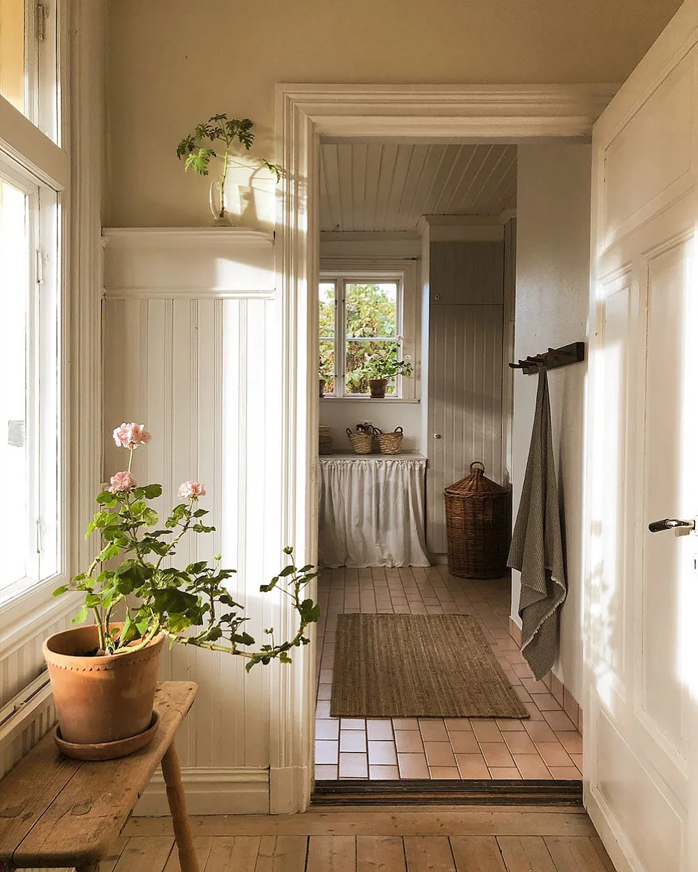 Mar de acogedora en los interiores de un cómodo coto sueco - Gallery image 13