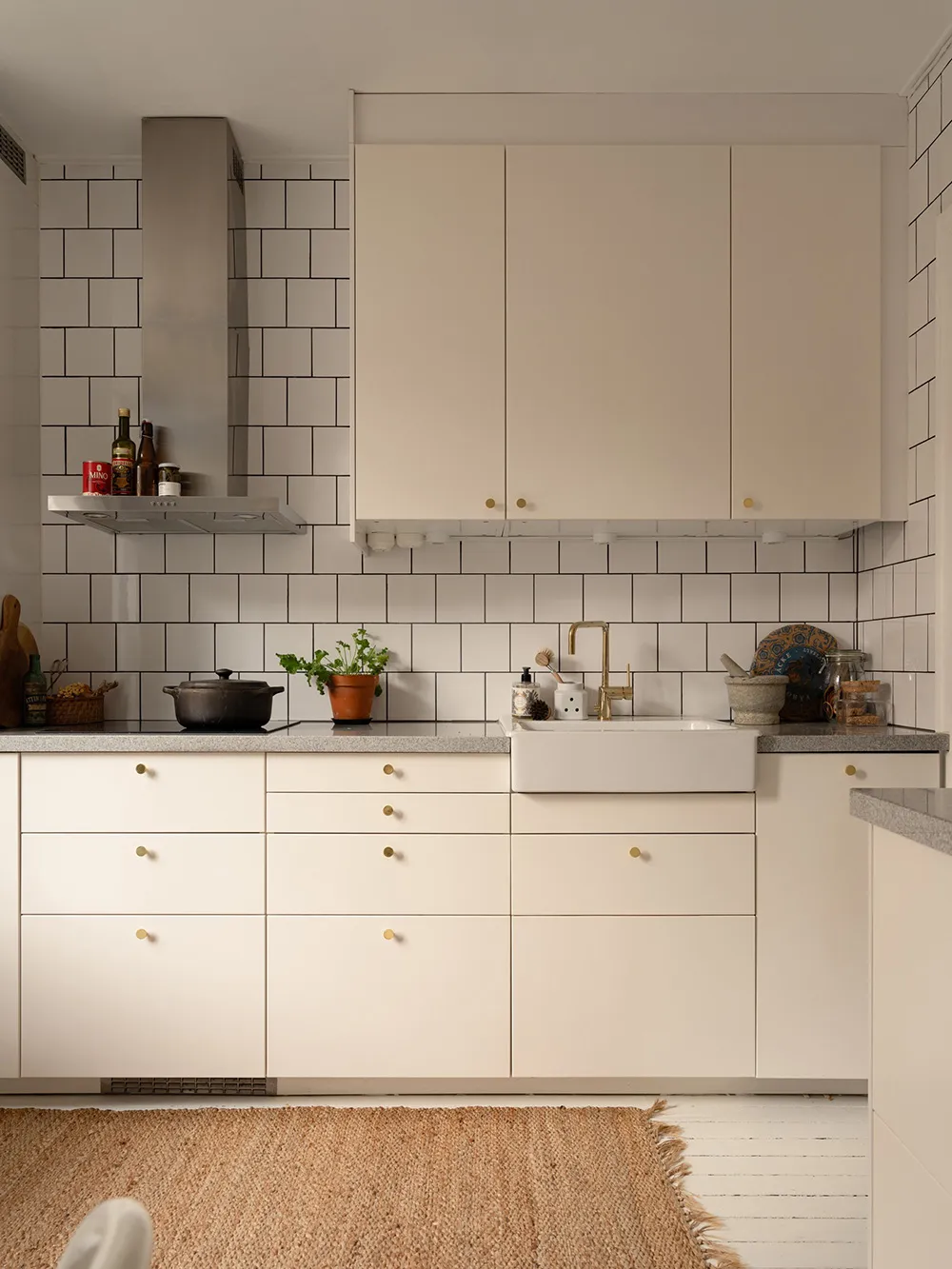 Маленька шведська квартира з ніжним інтер'єром та плямистим диваном (38 кв. м) - Gallery image 14