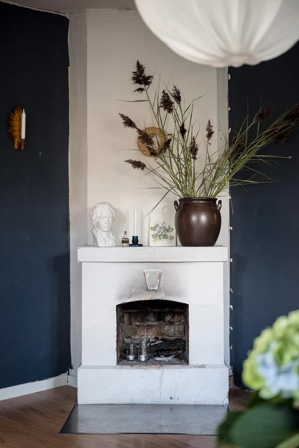 Charmant cottage suédois avec des murs floraux et des motifs ethniques - Gallery image 17