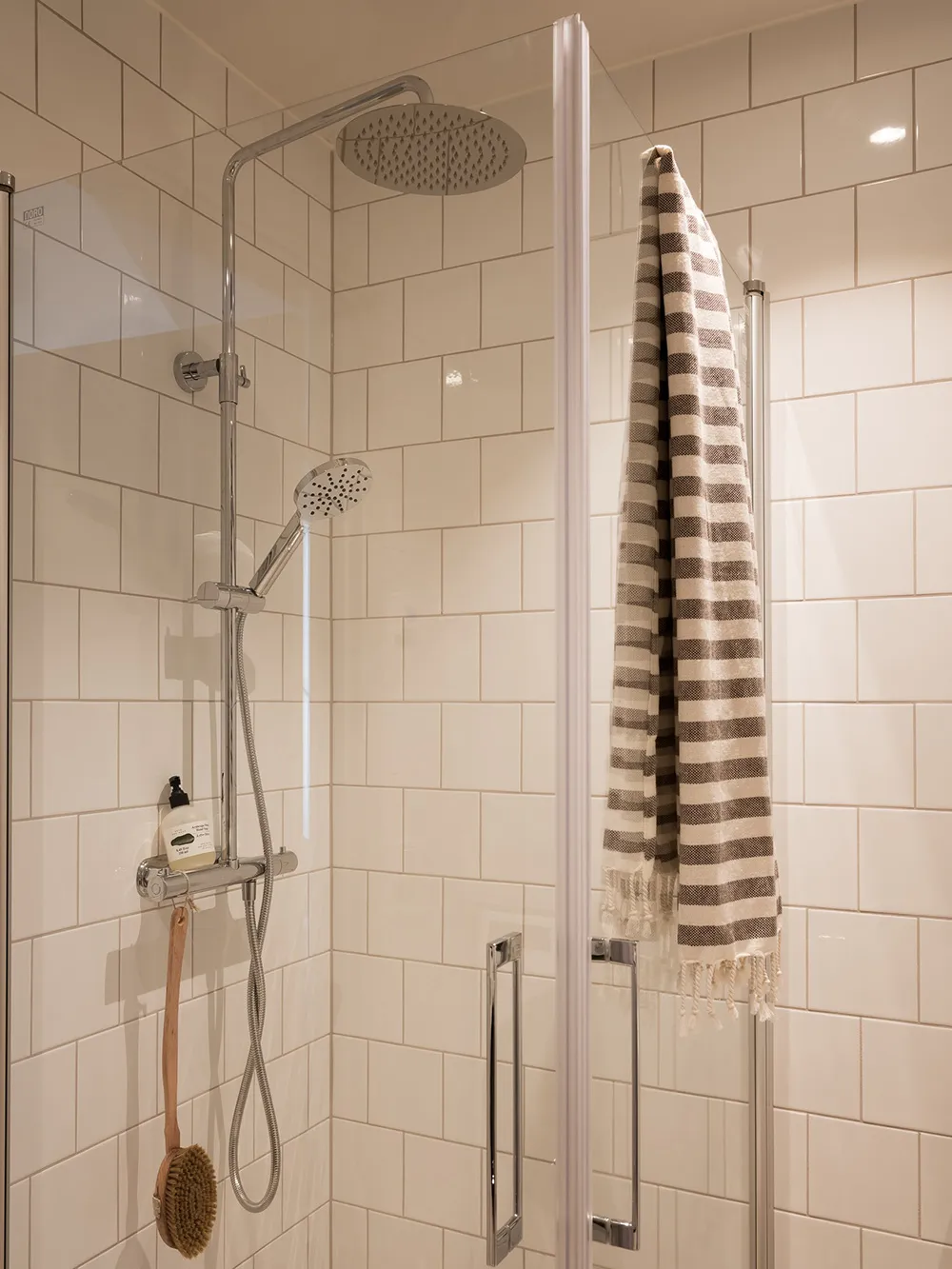 Маленькая квартира-студия на чердаке с нежным интерьером (35 кв. м) - Gallery image 23