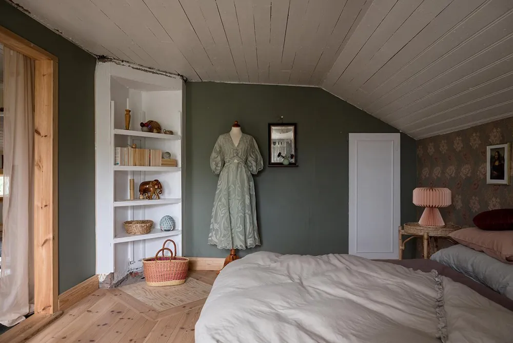 Charmant cottage suédois avec des murs floraux et des motifs ethniques - Gallery image 22