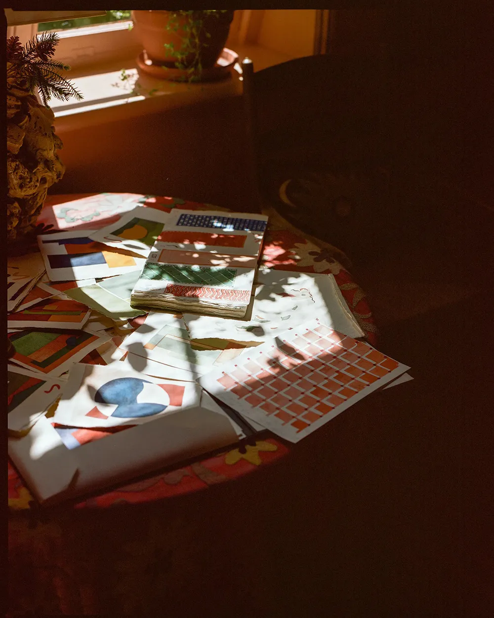 Expressive Paint Colors in the Design of a Rural Cottage in England - Gallery image 8