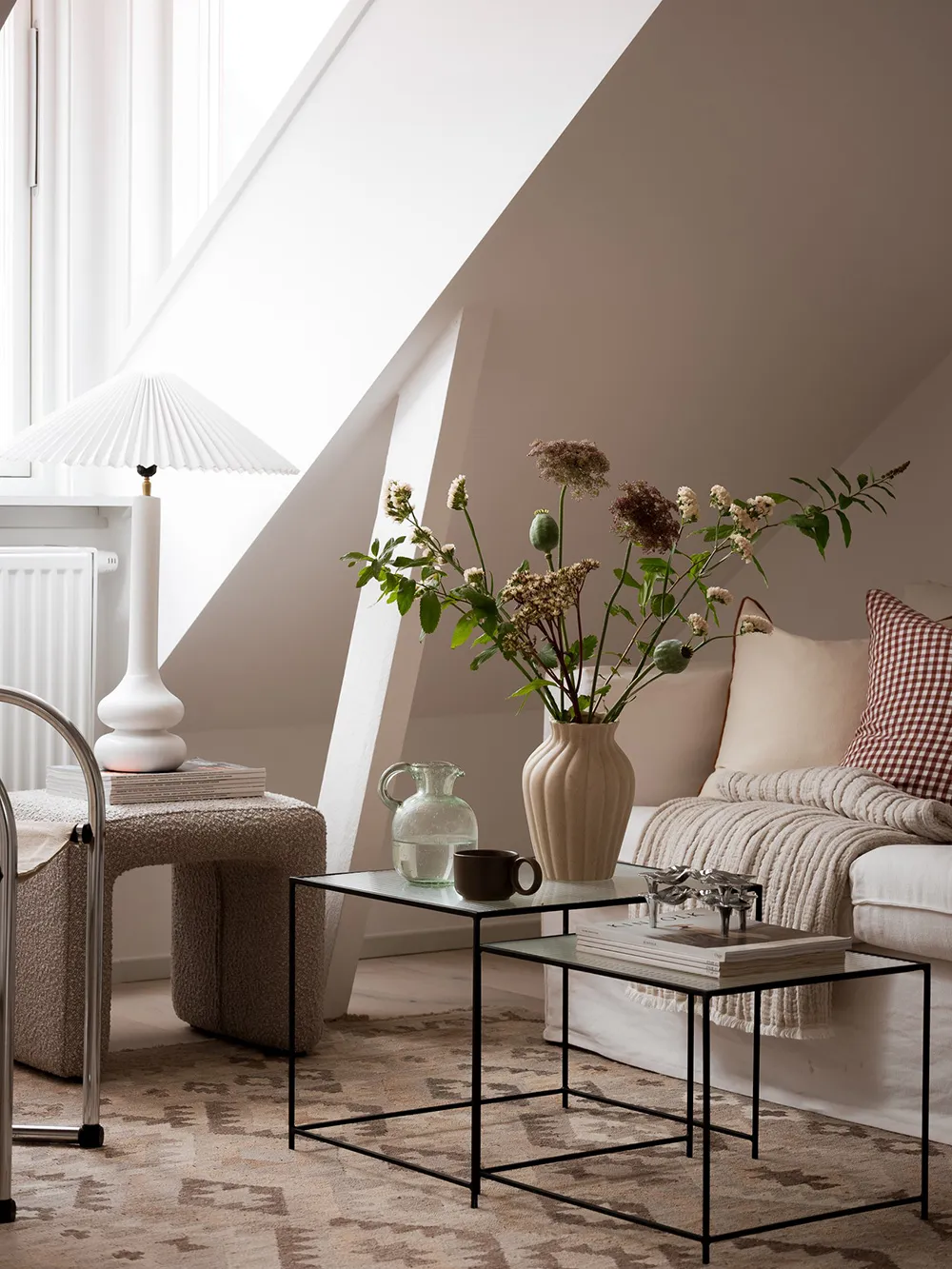 Маленькая квартира-студия на чердаке с нежным интерьером (35 кв. м) - Gallery image 1