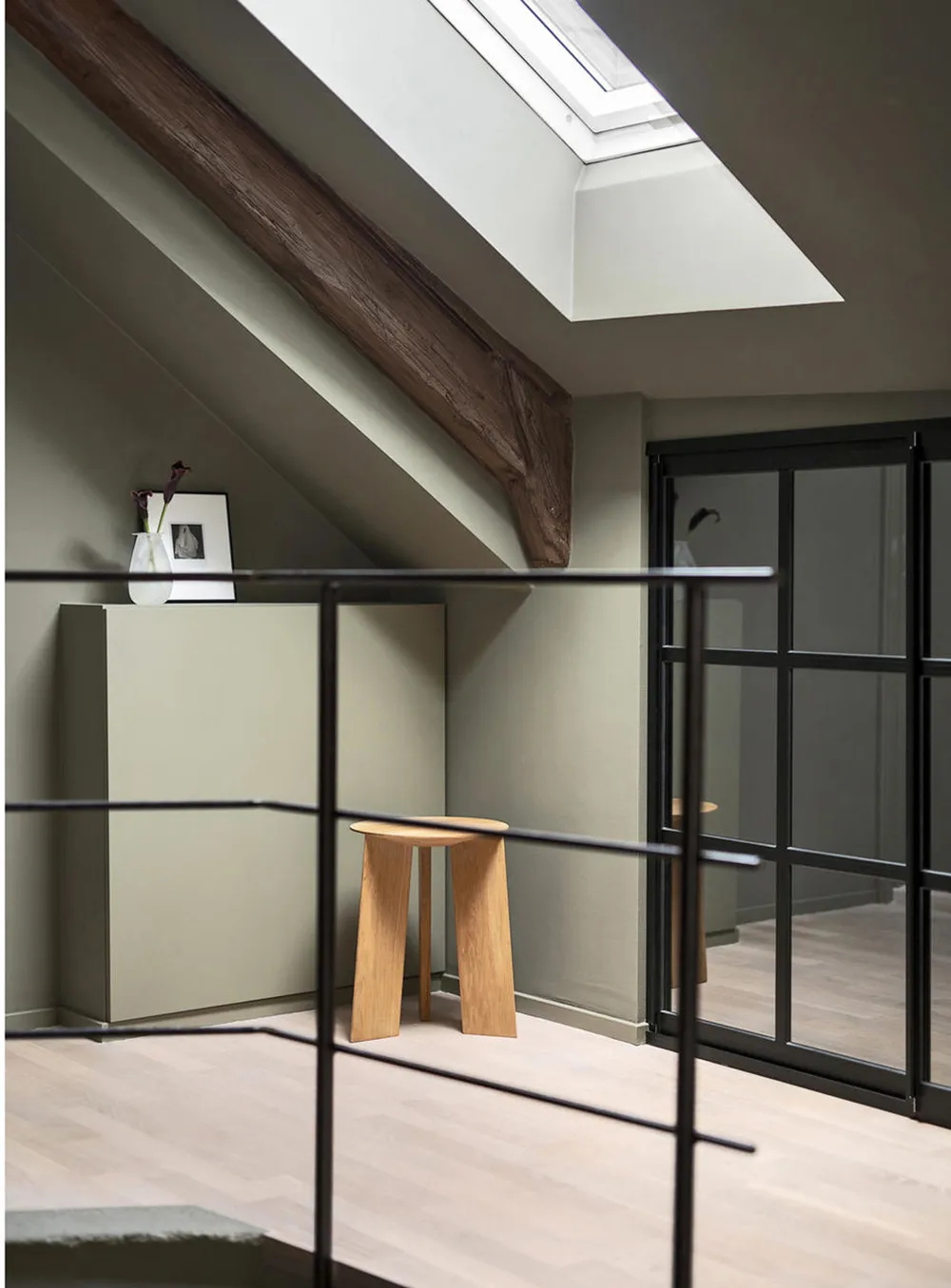 Une intéressante appartement de mansarde avec murs olive et terrasse (66 m²) - Gallery image 13