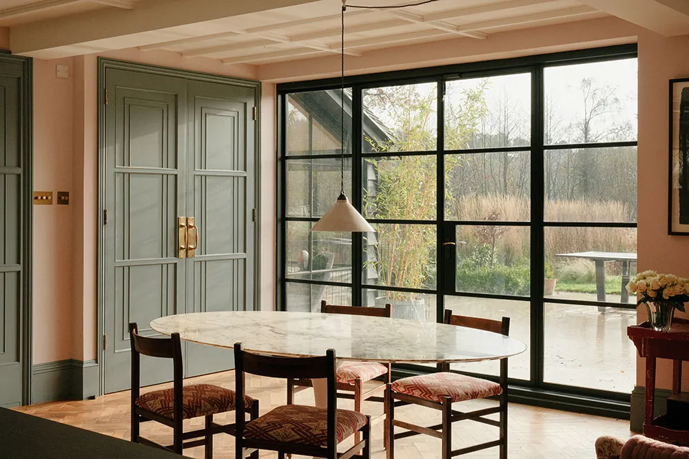 Jasne i ciepłe wnętrza byłego starego ambaru w Anglii - Gallery image 8