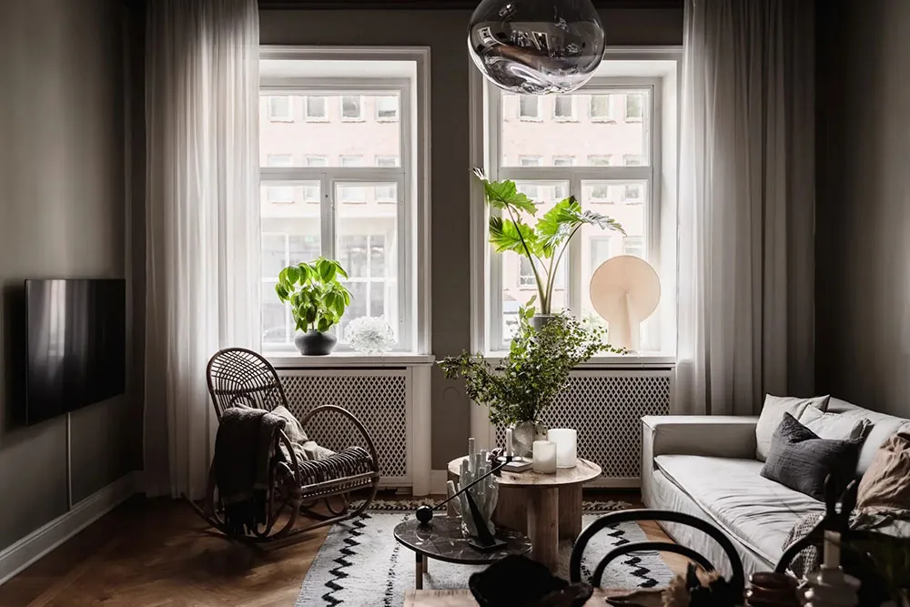 Atmosferyczny skandynawski wnętrze z ciemnym sufitem (81 m²) - Gallery image 8