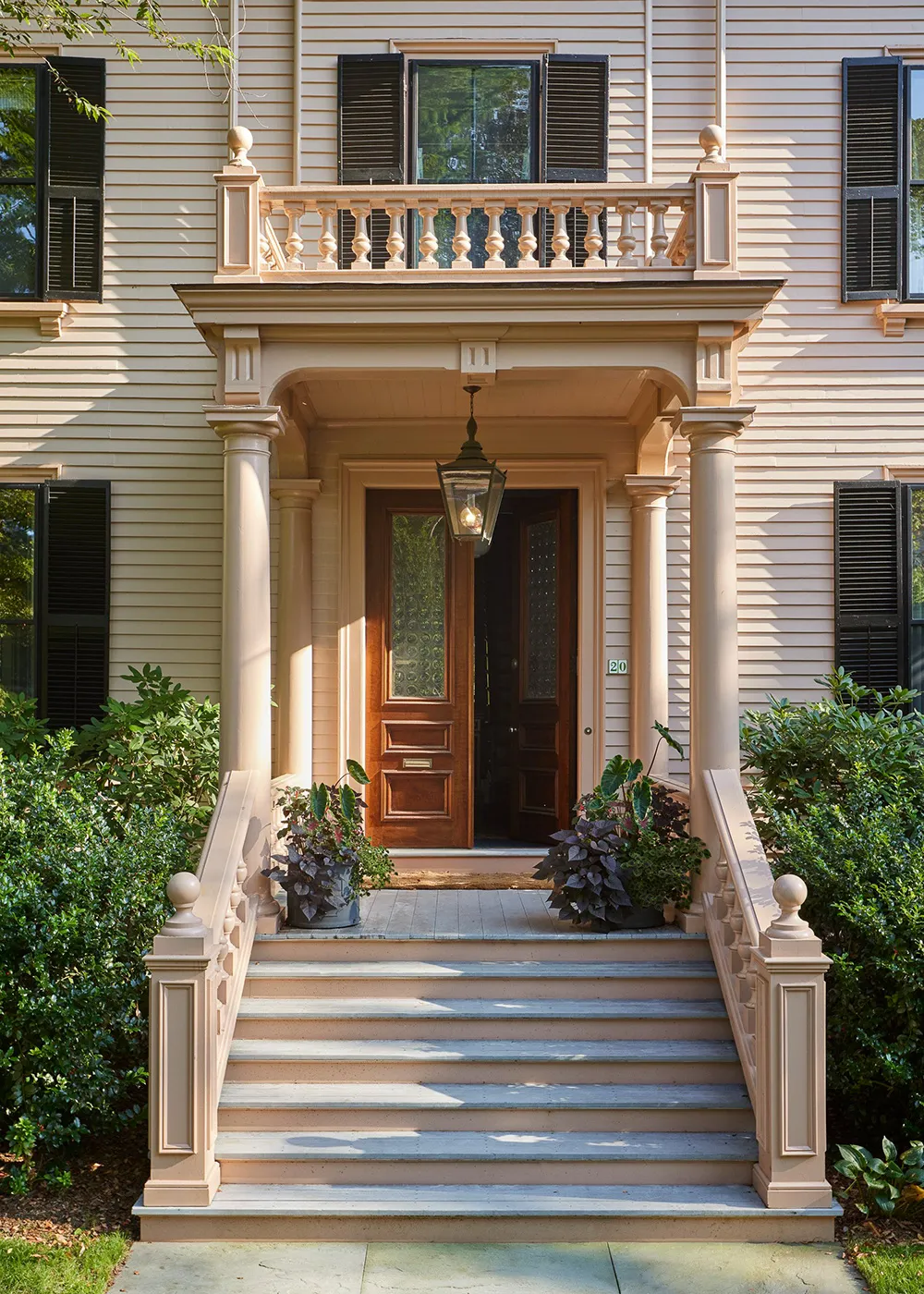 मजबूत लेकिन आरामदायक: मैसाचुसेट्स में एक विक्टोरियन शैली के घर का नवीनीकरण - Gallery image 1