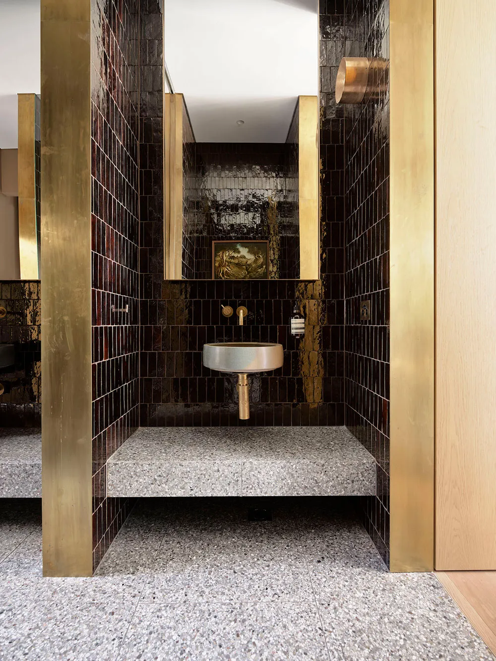 Fenêtre de plafond circulaire et cuisine en marbre : rénovation d'une maison des années 1930 à Sydney - Gallery image 18